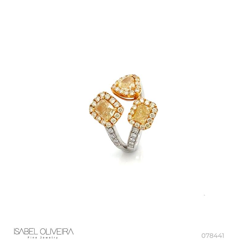 Anel 3 Aros 3 Diamantes Fancy 1,69CT 42 Brilhantes Fancy 0,55CT 13 Brilhantes 0,24CT 6,40G Ouro Branco e Amarelo 18K - Coleçao Laisa