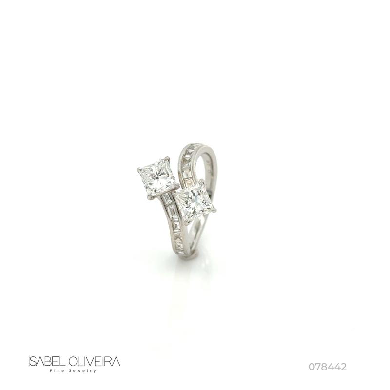 Anel Torcido 2 Diamantes Princess 2,03CT 12 Diamantes Baguetes 0,50CT 3,86G Ouro Branco 18K - Coleçao Onassis