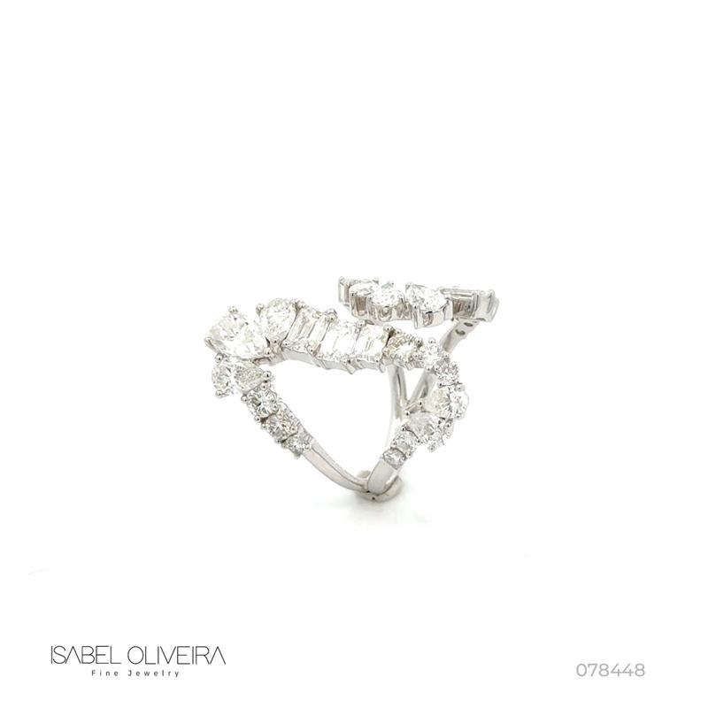Anel Onda 7 Diamantes Gota 2,29CT 5 Emerald 1,43CT 1 Navete 0,13CT 14 Brilhantes 0,85CT 7,28G Ouro Branco 18K - Coleçao Laisa