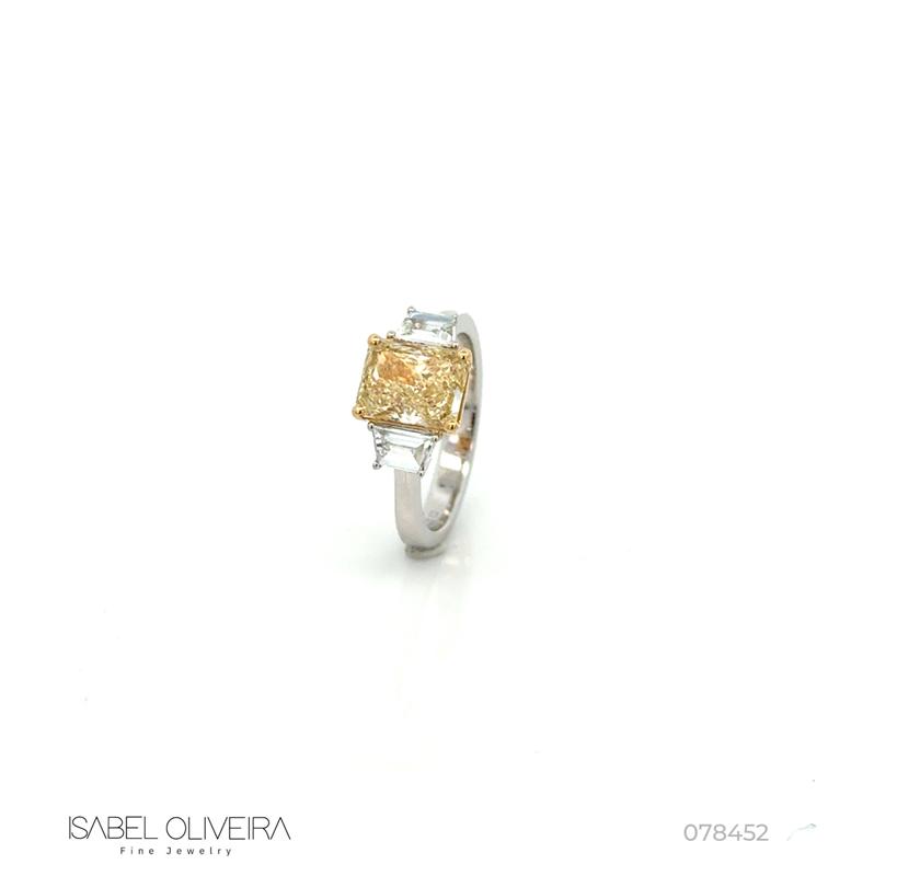 Anel 1 Diamante Fancy 2,51ct 2 Diamantes 0,43ct 5,63g Ouro Branco 18k - GIA 2231859068 - Coleção Laisa