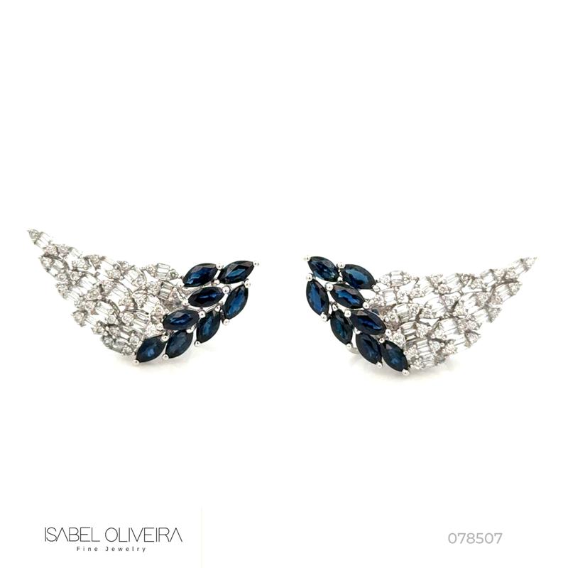 Eracuff 16 Safiras Azuis Navetes 3,21CT 64 Diamantes Trapezios 0,51CT 64 Brilhantes 0,44CT 8,11G Ouro Branco 18K - Coleçao Thalassa
