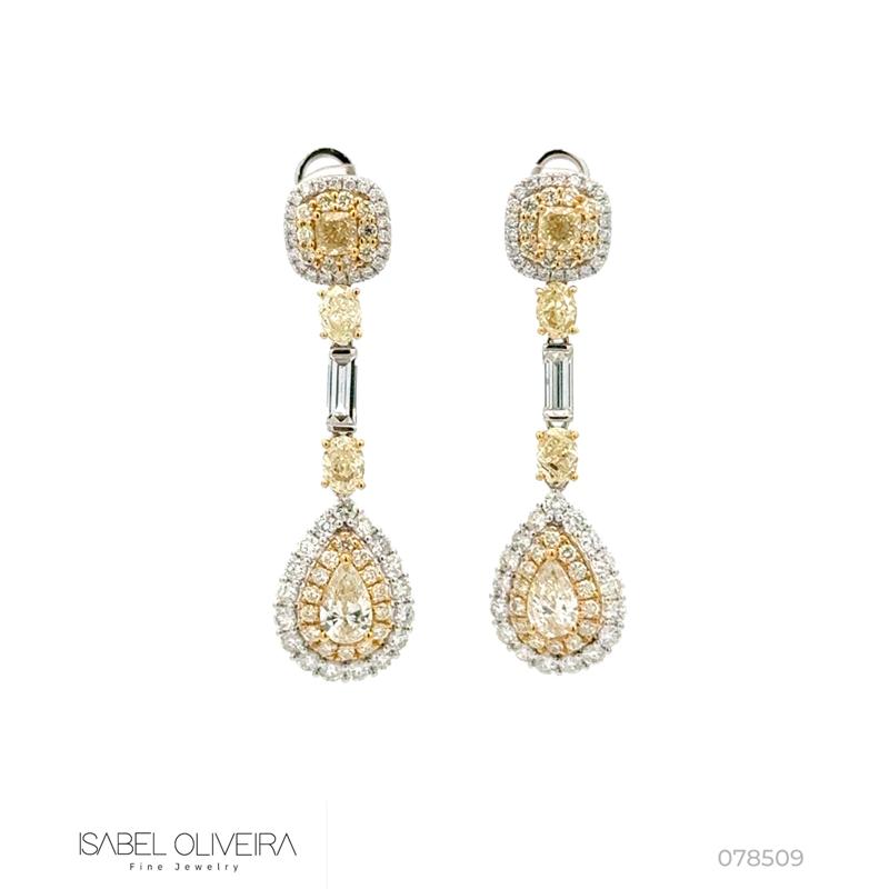 Brinco Pendurado 8 Diamantes Fancy 2,17CT 2 Baguetes 0,28CT 126 Brilhantes 1,59CT 6,27G Ouro Branco e Amarelo 18K - Coleçao Laisa