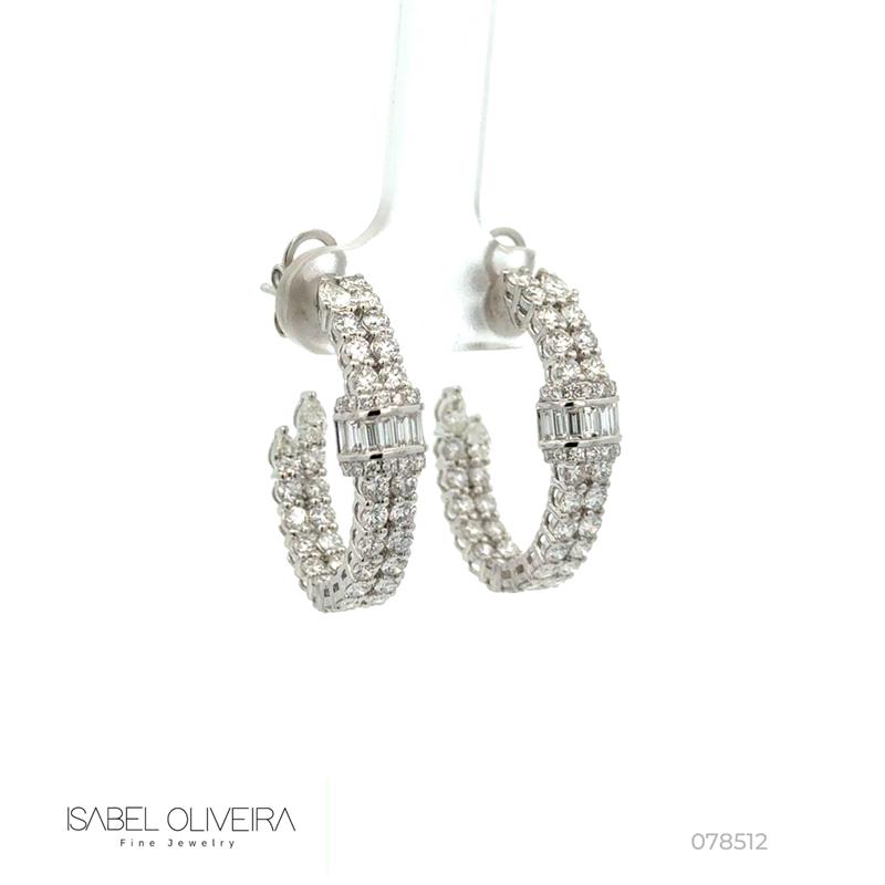 Argola 16 Diamantes Baguetes 0,41CT 6 Gotas 0,43CT 98 Brilhantes 2,37CT 7,87G Ouro Branco 18K - Coleçao Onassis
