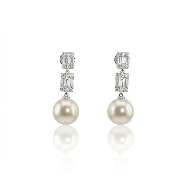 Brinco 2 Pérolas 10mm 12 Diamantes Baguetes 0,49ct 24 Brilhantes 0,27ct 5,85g Ouro Branco 18k - Coleção Over The Moon
