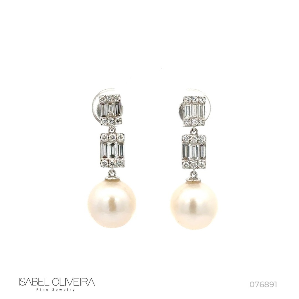 Brinco 2 Pérolas 10mm 12 Diamantes Baguetes 0,49ct 24 Brilhantes 0,27ct 5,85g Ouro Branco 18k - Coleção Over The Moon