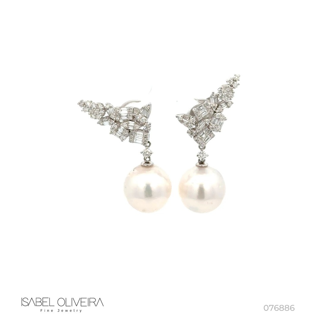 [076886] Brinco 2 Pérolas 12mm 30 Diamantes Baguetes 0,38ct 74 Brilhantes 0,62ct 9,26g Ouro Branco 18k - Coleção Over The Moon