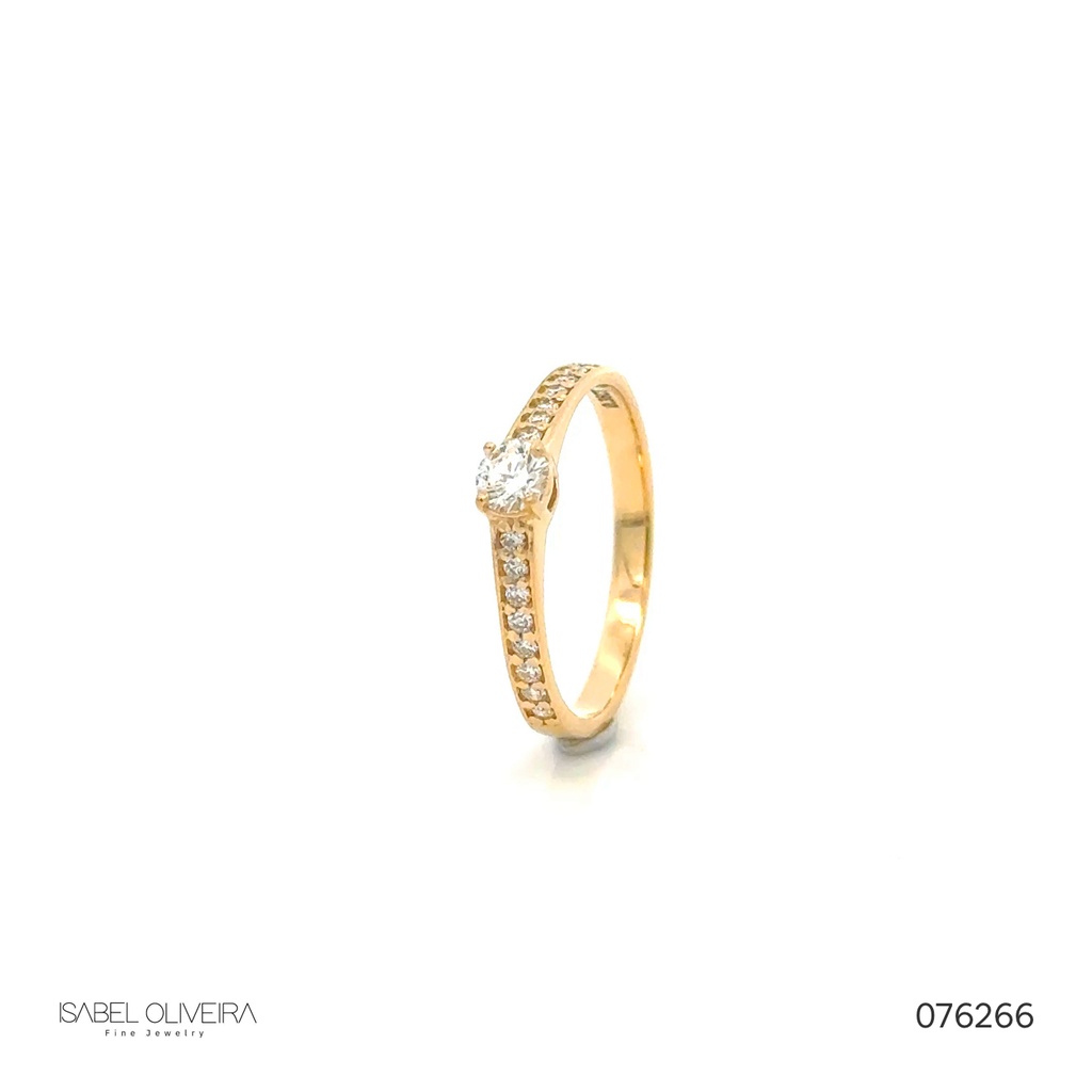[076266] 20-Anel Solitário Brilhante 0,20ct HVS2 16 Brilhantes 0,36ct g VS2 2,29g Ouro Amarelo 18k - Coleção Only You