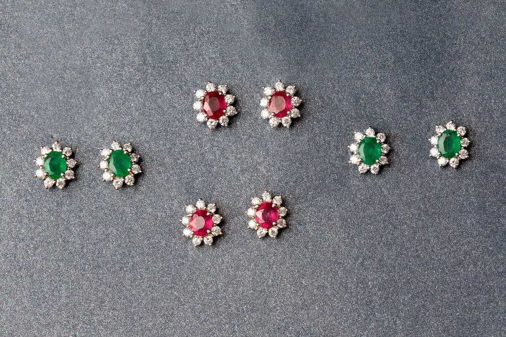 [073760] Brinco Chuveiro 2 Rubis Ovais 0,94ct 18 Brilhantes 0,39ct 1,35g Ouro Branco 18k - Coleção Red To Wear