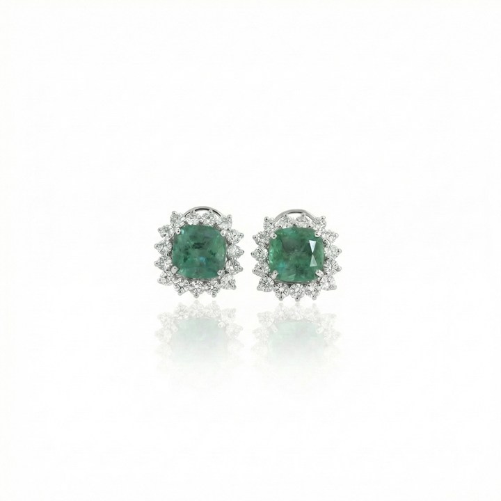 [068728] Brinco Clássico I Tira e Poe 2 Esmeraldas Brasileiras Cushion 5,63ct 30 Brilhantes 1.95ctct g VS1 8,10g Ouro Branco 18k - Certificado Belmont e11337/e5793 - Coleção Brazilian Emerald