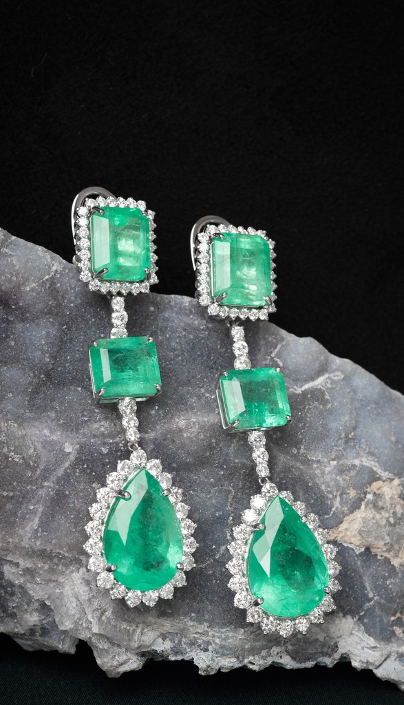[072479] Brinco Clássico Longo Tira e Poe 6 Esmeraldas Colombianas 52,03ct 106 Brilhantes 5,60ct 34,0g Ouro Branco 18k