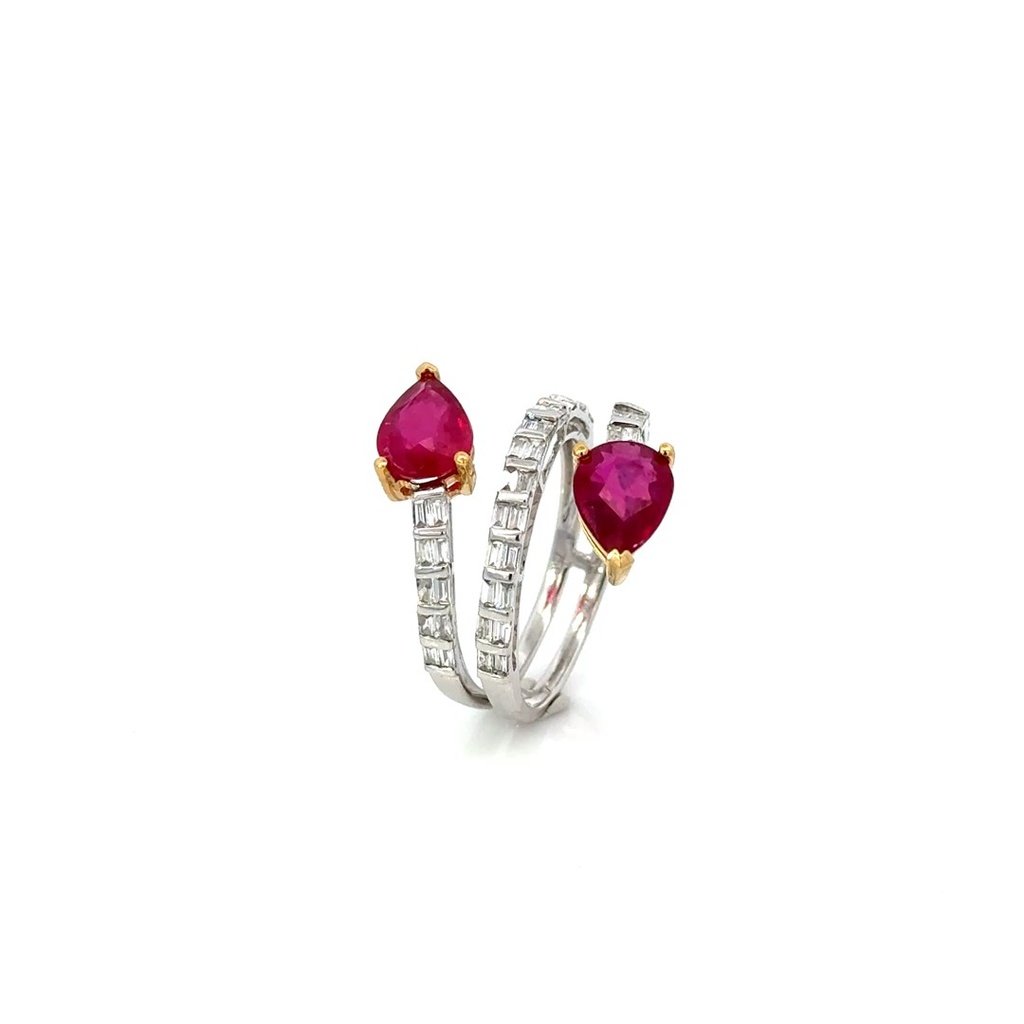 ANEL TORCIDO 2 RUBIS GOTA 2,95CT 44 DIAMANTES TRAPEZIO 0,46CT 4,33G OURO BRANCO E AMARELO 18K - COLEÇAO RED TO WEAR