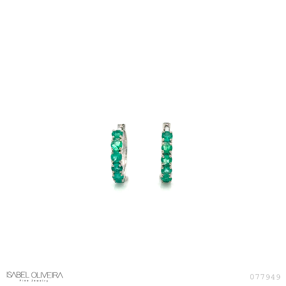 ARG01ESMBG-ARGOLA 13MM DIAMETRO 1 FILEIRA COM MEIA CRAVAÇAO 12 ESMERALDAS 0,72CT 2,20G OURO BRANCO 18K - COLEÇAO ARGOLAS FASHION