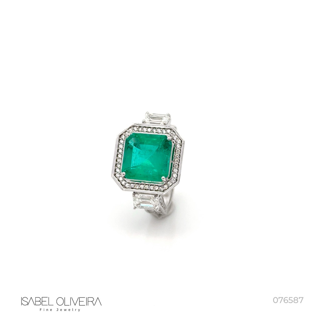 Anel 1 Esmeralda Brasileira Octogonal 4,55ct com Diamantes em Ouro Branco 18k