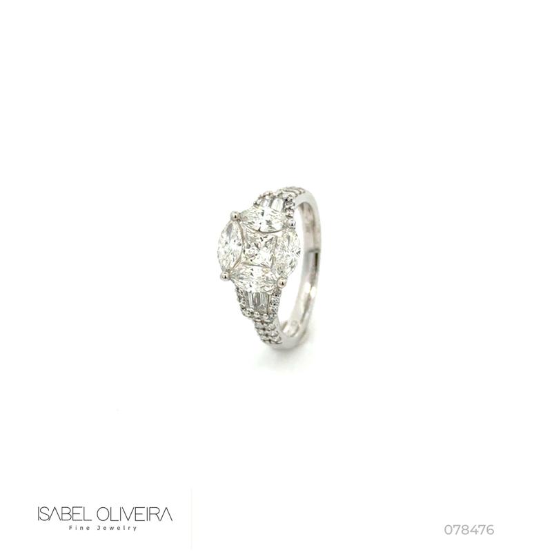 Anel Botão 1 Diamante Princess 0,40ct com 4 Navetes 0,96ct 4 Baguetes 0,21ct e 36 Diamantes 0,31ct em Ouro Branco 18k