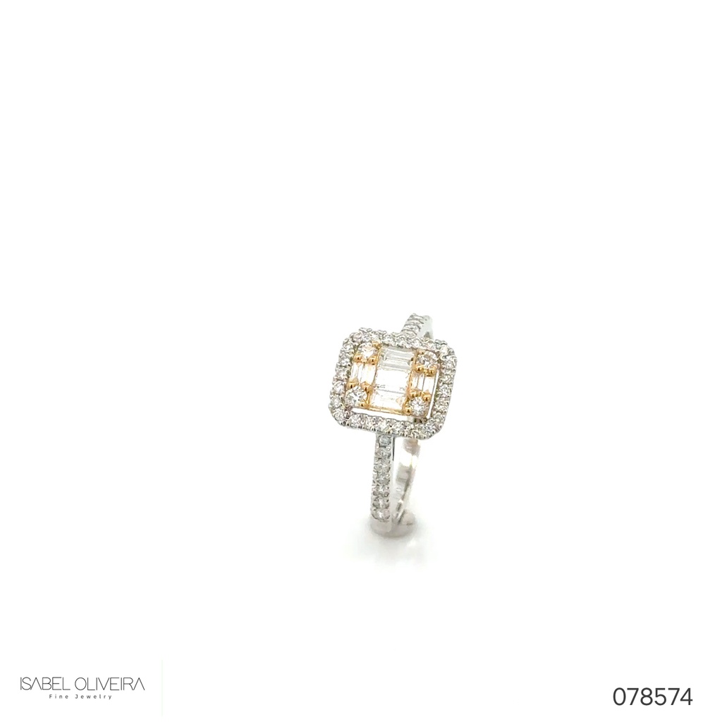 Anel 4 Diamantes Trapézio 0,03ct 3 Baguetes 0,16ct 42 Brilhantes 0,33ct Cor H VS2 2,25g Ouro Branco e Amarelo 18k - Coleção Onassis